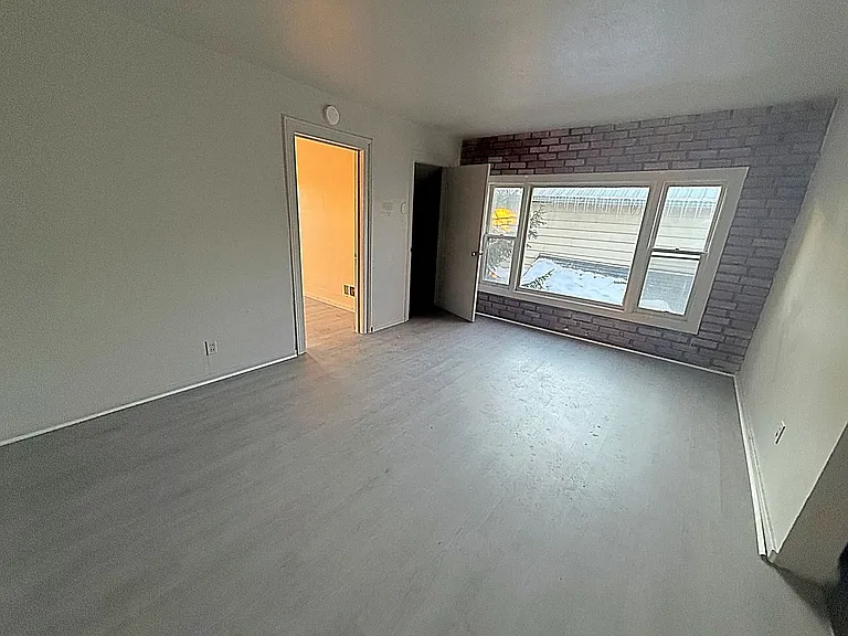 638 Carbon St — Photo 11