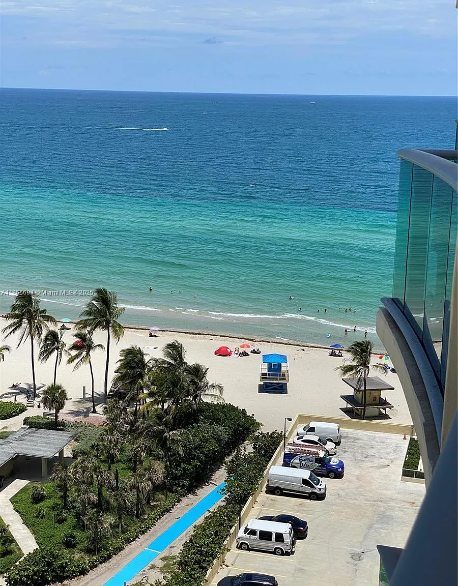 Wave Condo — Photo 1