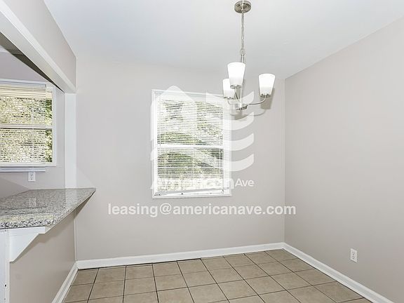 1585839_005_dining_room_12816226.jpg