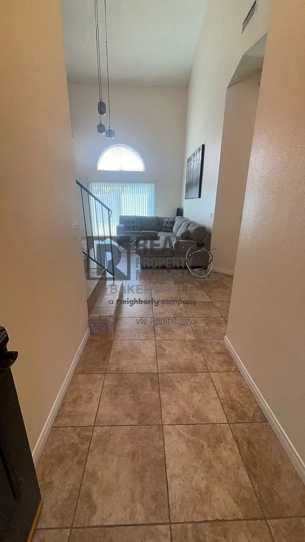 4 bed, 2.0 bath, 1977 sqft, $2,500 — Photo 3