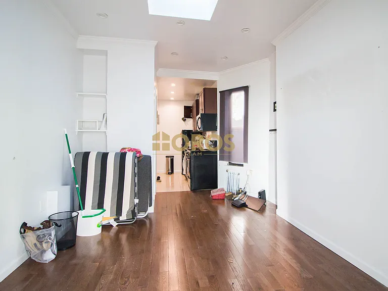 213 E 10th St #17 — Photo 3