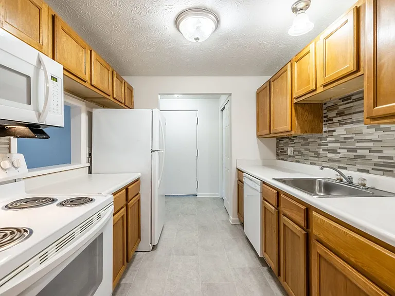 Webster Manor Apartment Homes — Photo 12