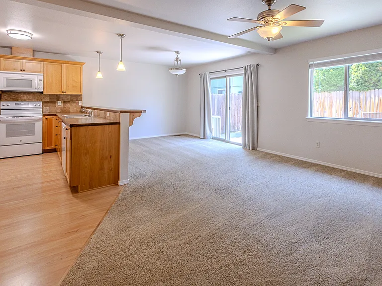 936 N Mercer St — Photo 2