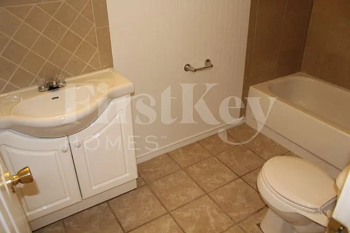 9440 Port Royal Dr — Photo 10