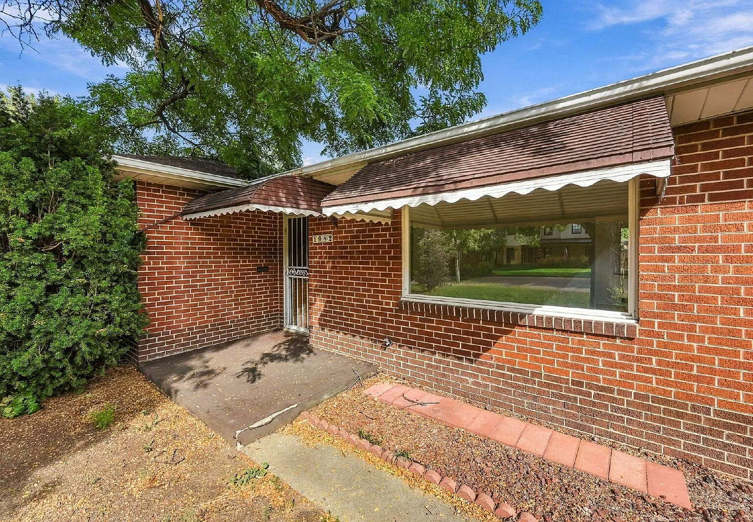 2 bed, 1.0 bath, 976 sqft, $2,355 — Photo 1