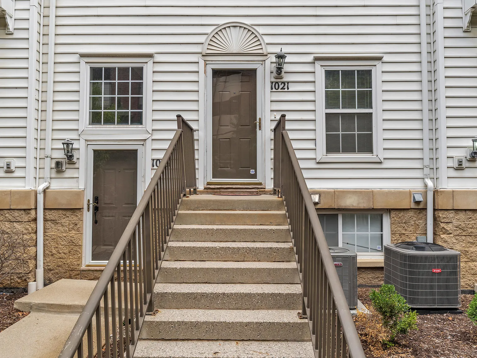 2 bed, 1.5 bath, 1240 sqft, $2,600 — Photo 3