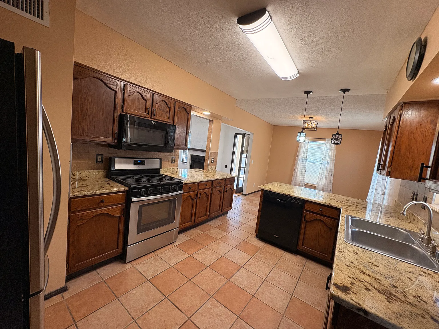 3 bed, 1358 sqft, $1,900 — Photo 3