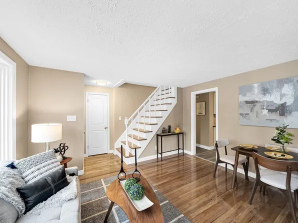 94 Harvey Johnson Dr, Agawam, MA 01001