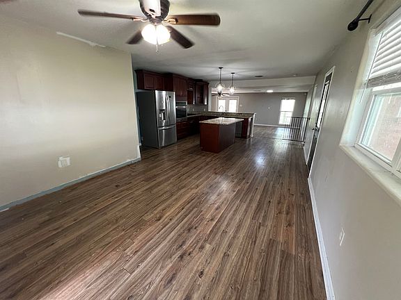 3rd image of 411 Buquet St
