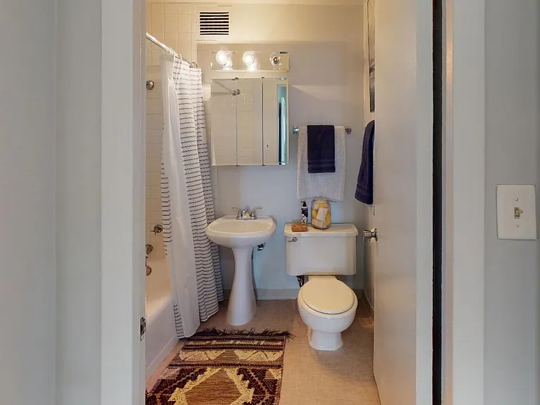Lake Meadows Apartments — Photo 24