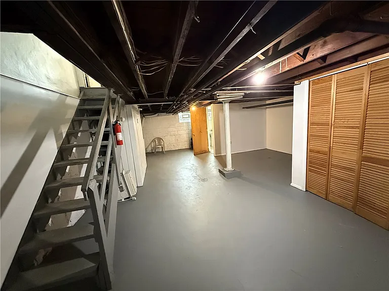 2332 Sherbrook St — Photo 35