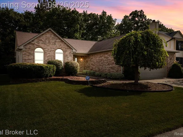 46526 Serenity Dr, Macomb, MI 48044