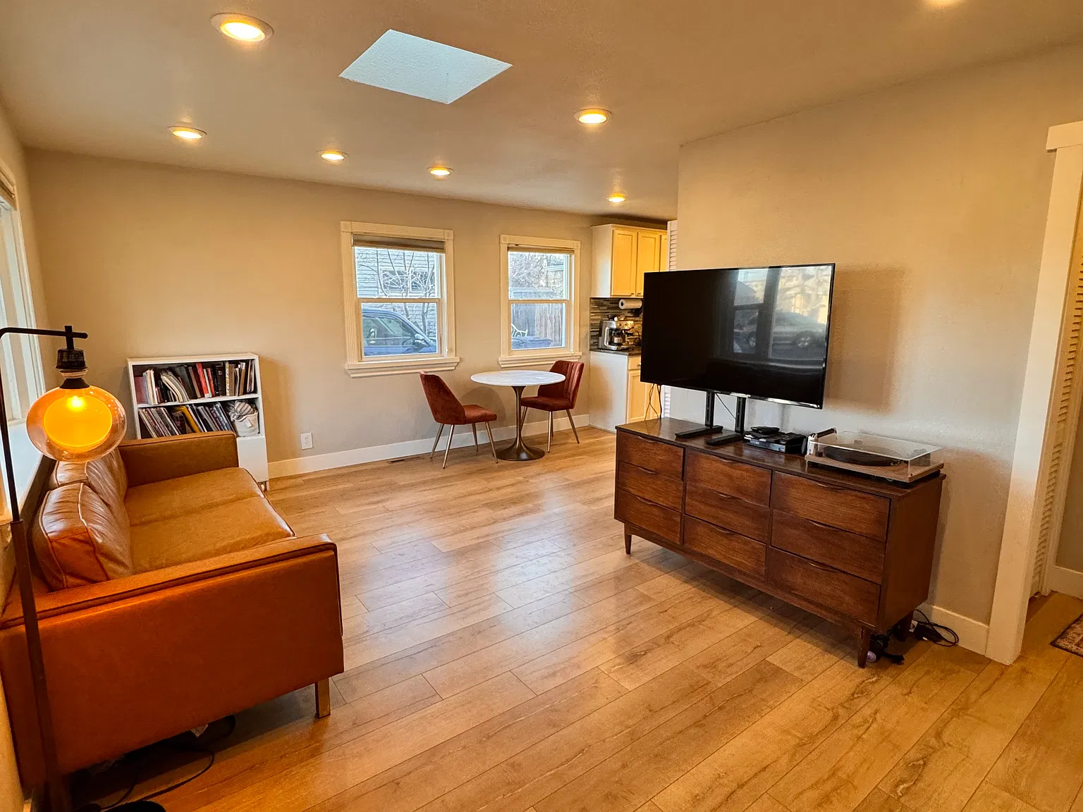 2 bed, 704 sqft, $2,425 — Photo 2