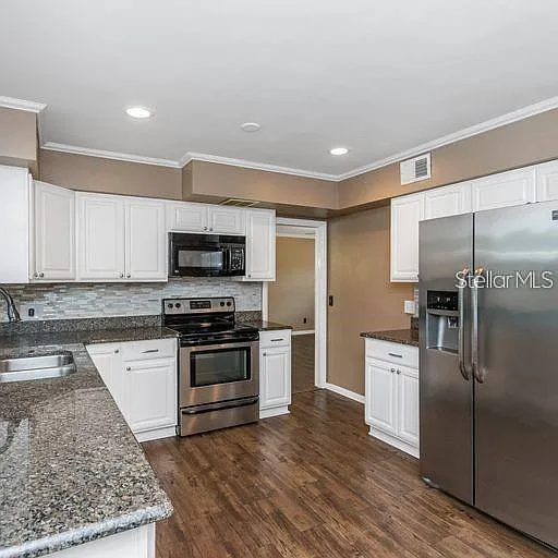 3 bed, 3.0 bath, 2199 sqft, $5,250 — Photo 4