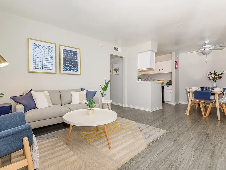 Valencia Grove Apartments — Photo 7