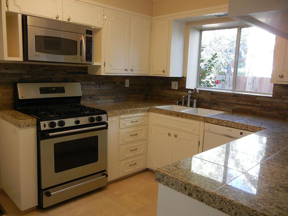 Kitchen w/ Gas Stove & microwave