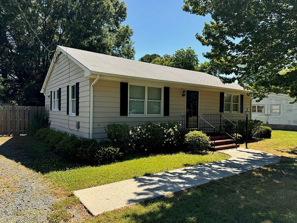 2 bed, 1.0 bath, 1072 sqft, $1,800 — Photo 2