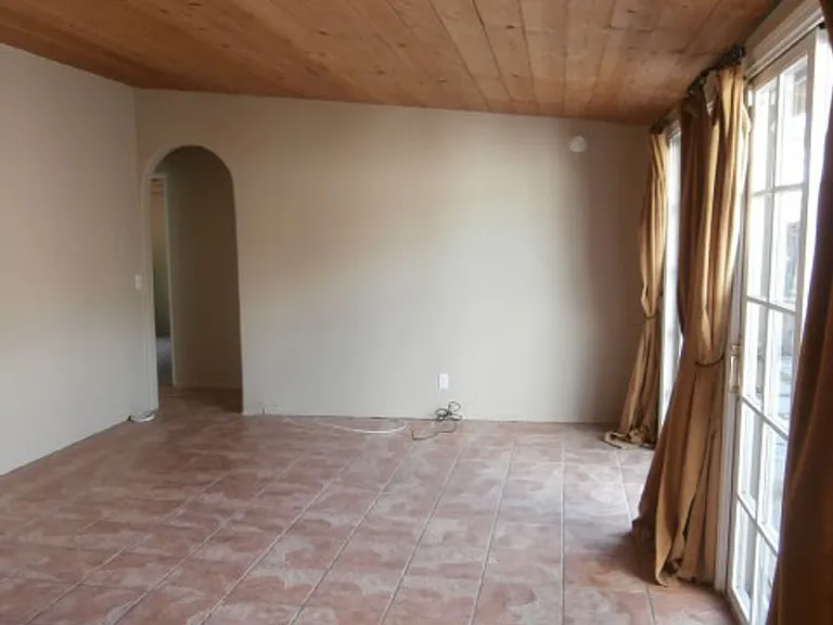 2542 Crescent Ave — Photo 3
