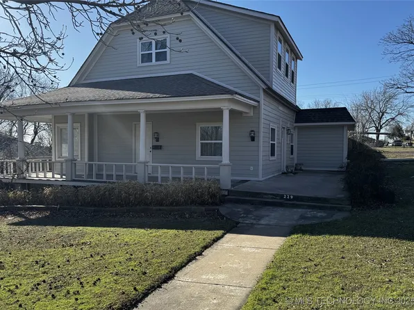 229 W Delaware Ave, Nowata, OK 74048