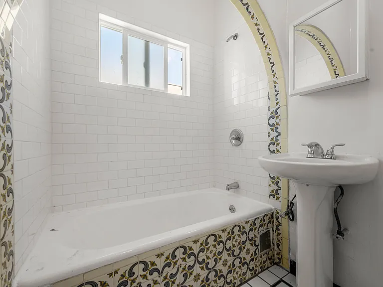 226 S Fuller Ave — Photo 16