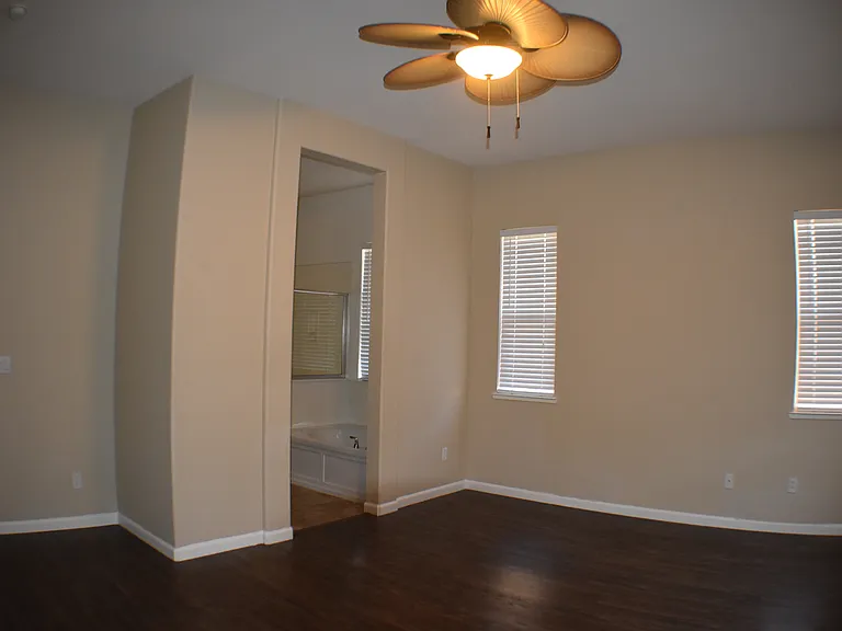 513 Canterbury Cir — Photo 13