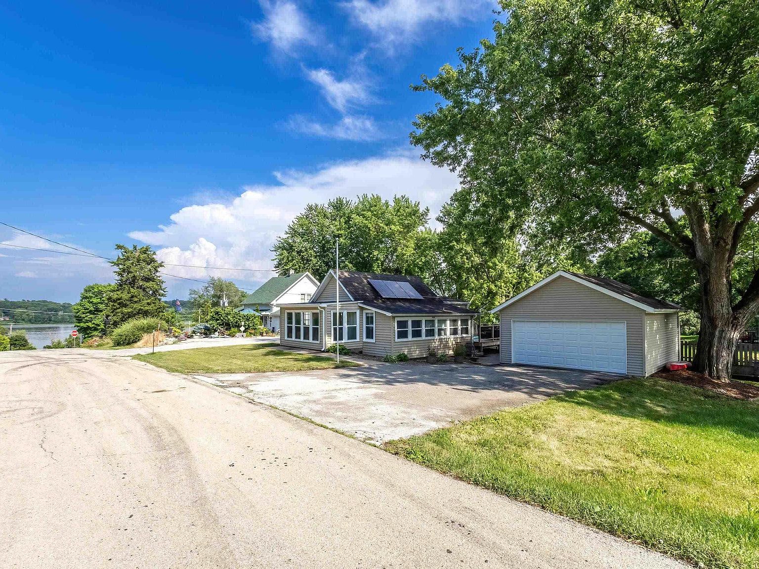 218 Davenport St, Le Claire, IA 52753 | Zillow