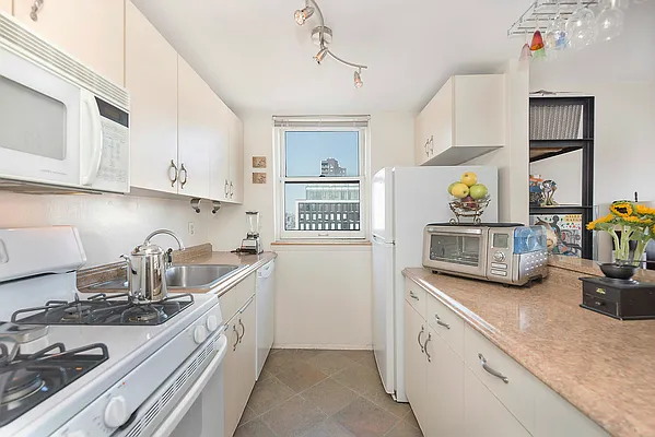 Rented by Keller Williams NYC | media 25