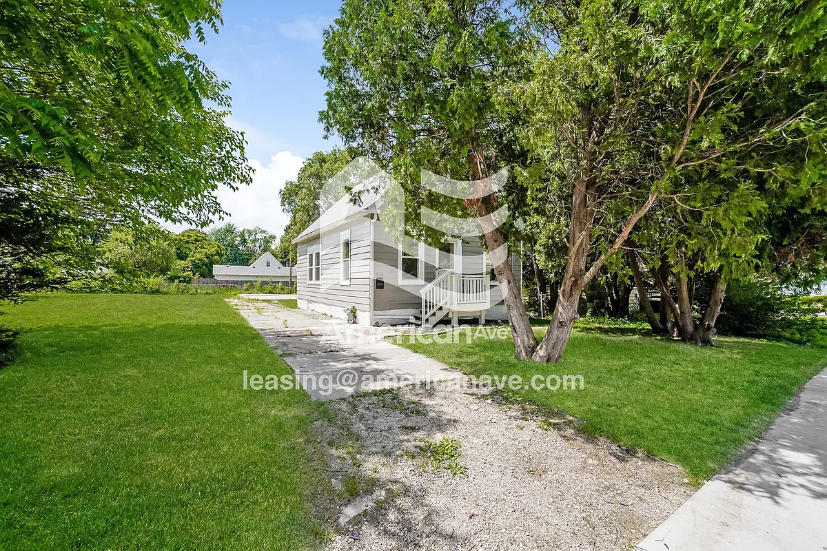 1620174_002_front_view_13795119.jpg - 704 E Gift Ave