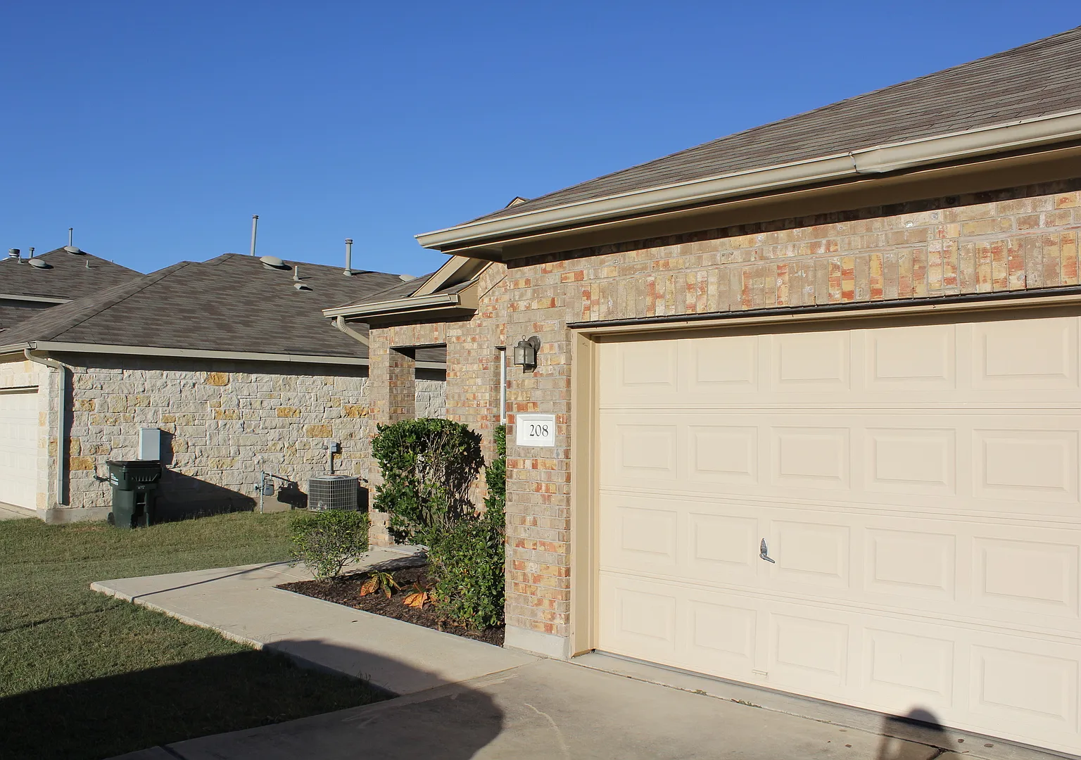 Adorable 1 story 4 Bedroom In Kyle — Photo 3