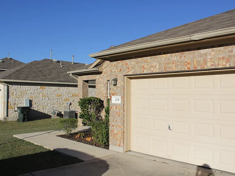 208 Firwood N — Photo 3