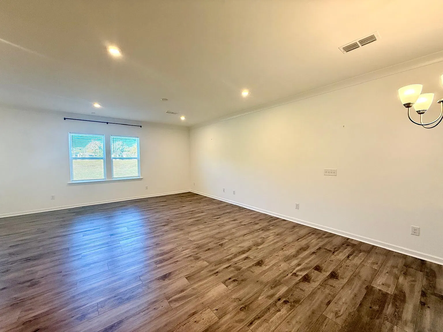 4 bed, 2350 sqft, $2,850 — Photo 4