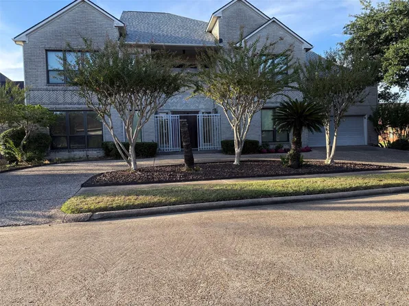 8102 Lake Edge Ct, Houston, TX 77071