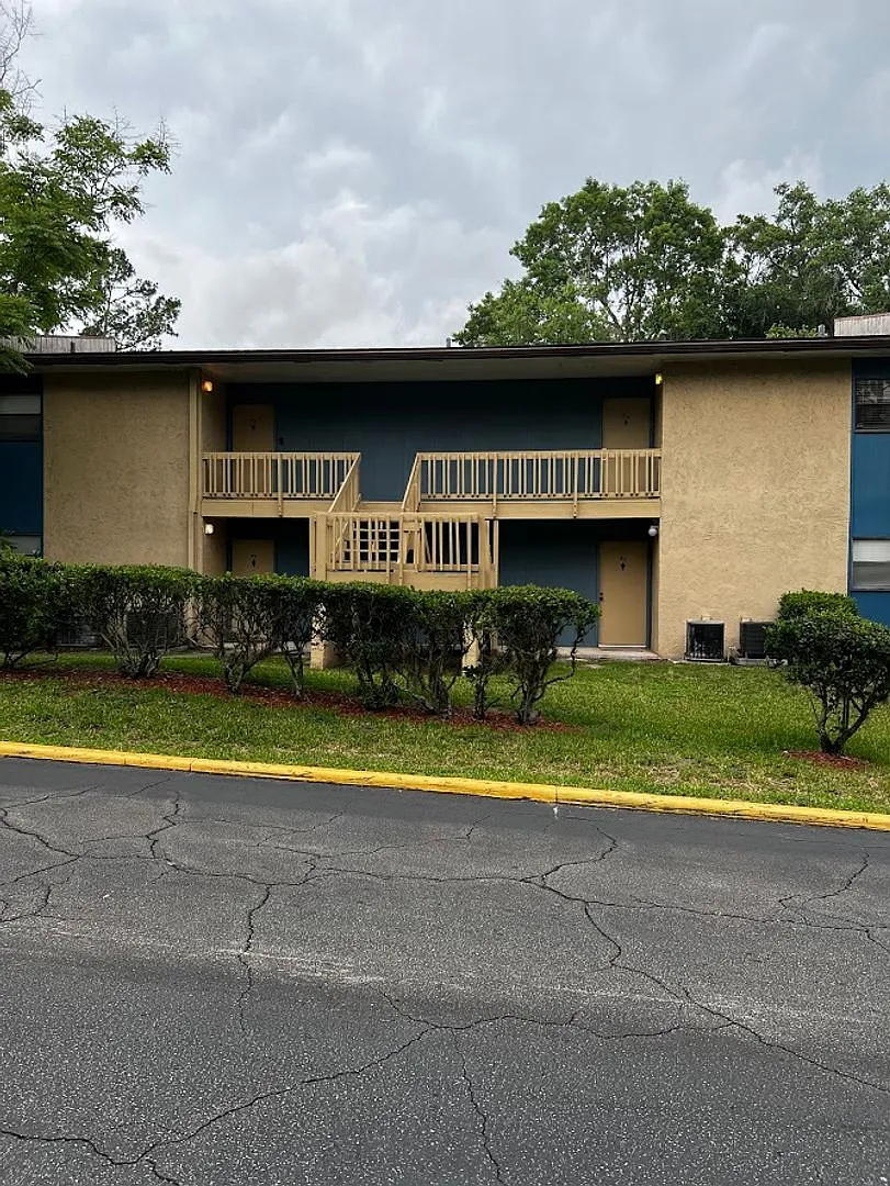 Location, location, location! 875 SF Unit- 2 bd/ 1 ba near UF - Brandywine Condos — Photo 3