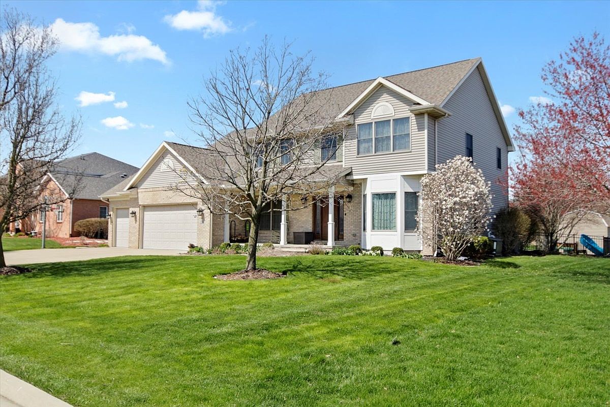 1705 W Meadowlark Dr, Pontiac, IL 61764 Zillow