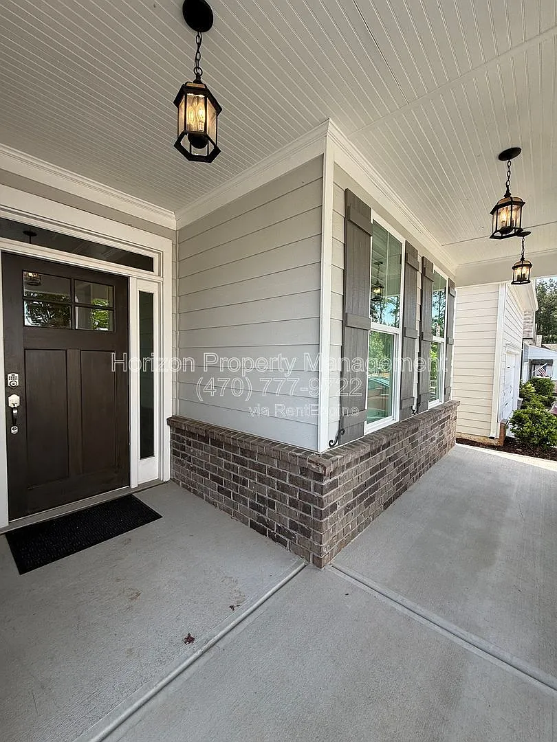 3 bed, 3.0 bath, 2340 sqft, $3,300 — Photo 2