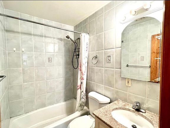 5th image of 16514 Crocheron Ave