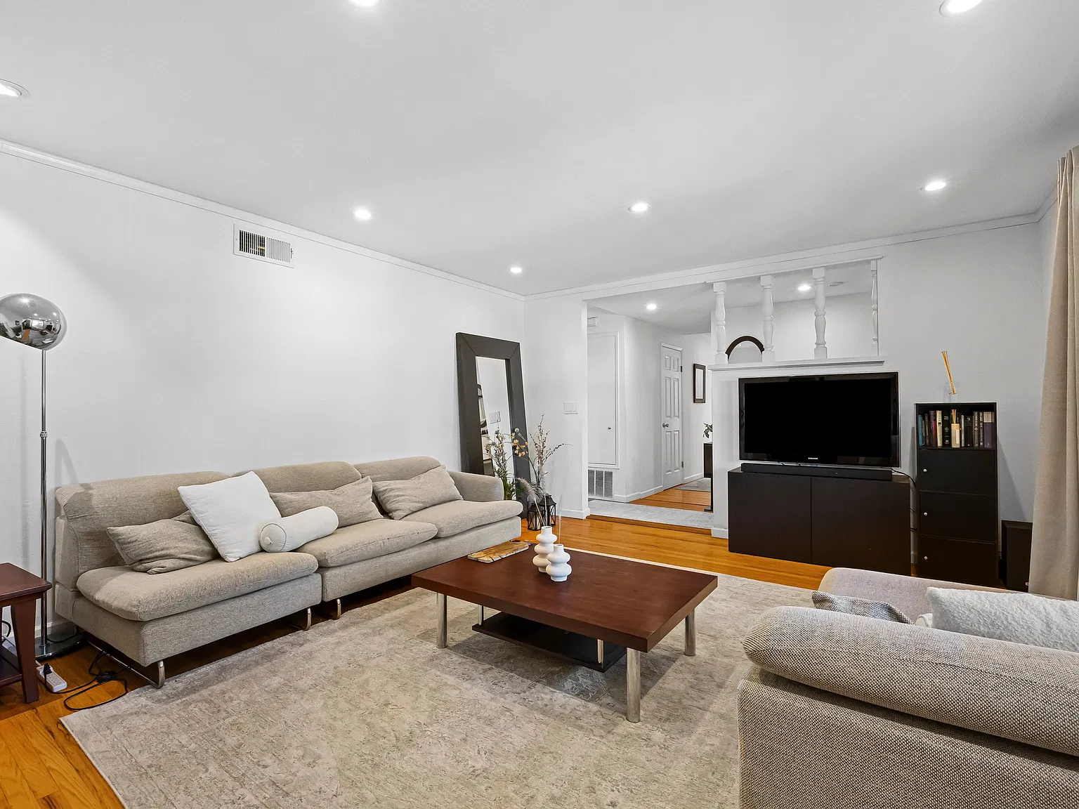 3 bed, 1300 sqft, $5,950 — Photo 2
