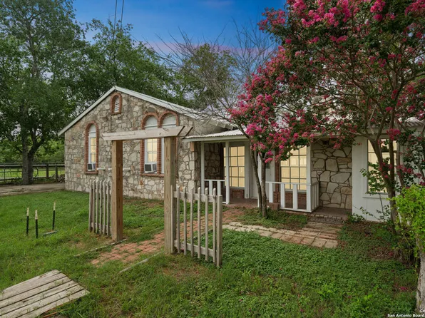 897 Zig Zag, Devine, TX 78016