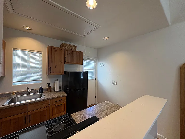 215-221 Lolita St — Photo 9