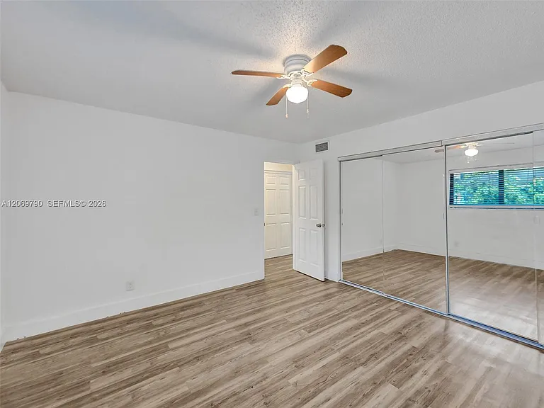 114 SE 8th St #203 — Photo 21