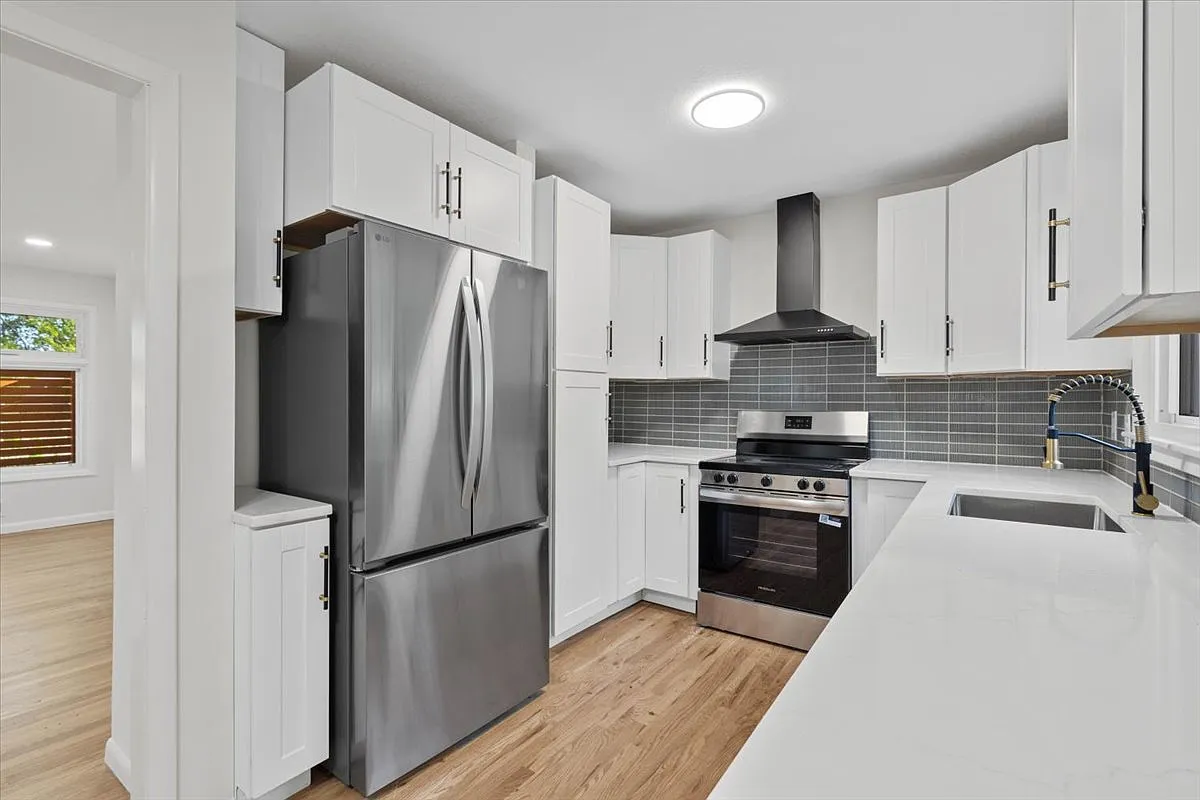 3 bed, 1010 sqft, $2,399 — Photo 4
