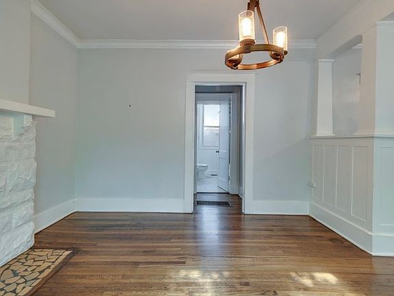 Dinning room with fireplace (not functional)