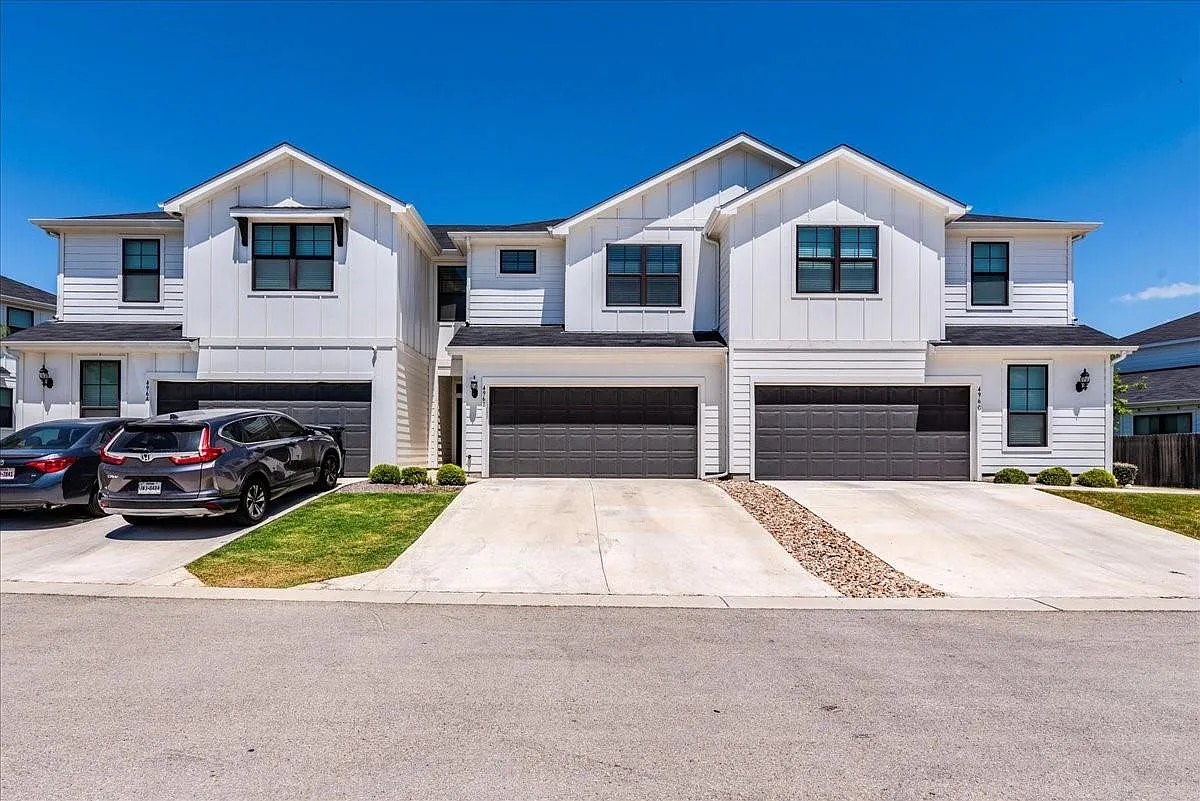 3 bed, 2.5 bath, 1700 sqft, $1,950 — Photo 3