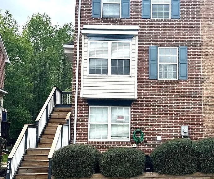 240 Mike Dr — Photo 2