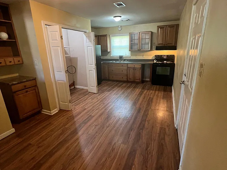 1002 E River Ave — Photo 4