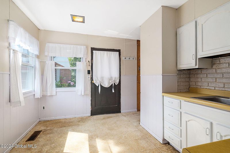 4th image of 23 Robert Drive