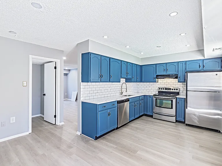 29 Chiswick Dr — Photo 3
