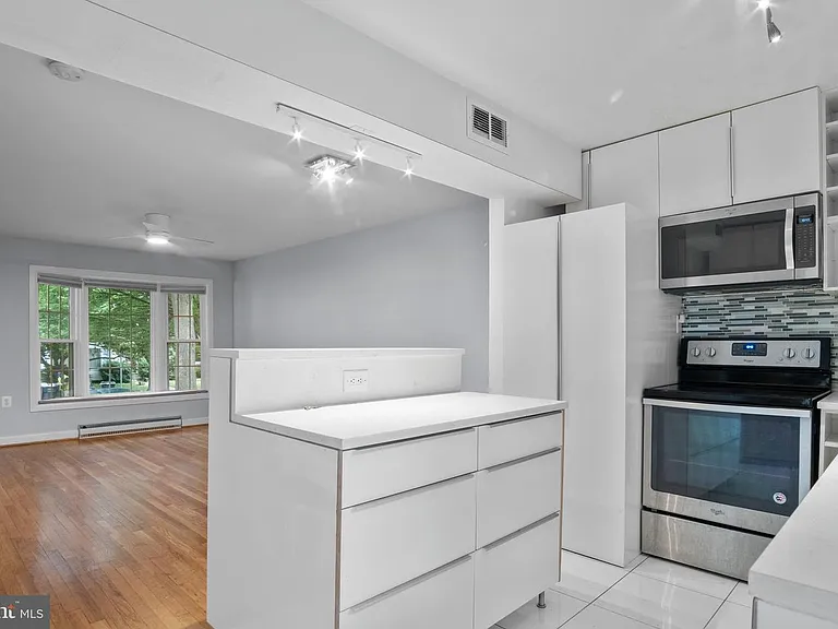 350 James St — Photo 8