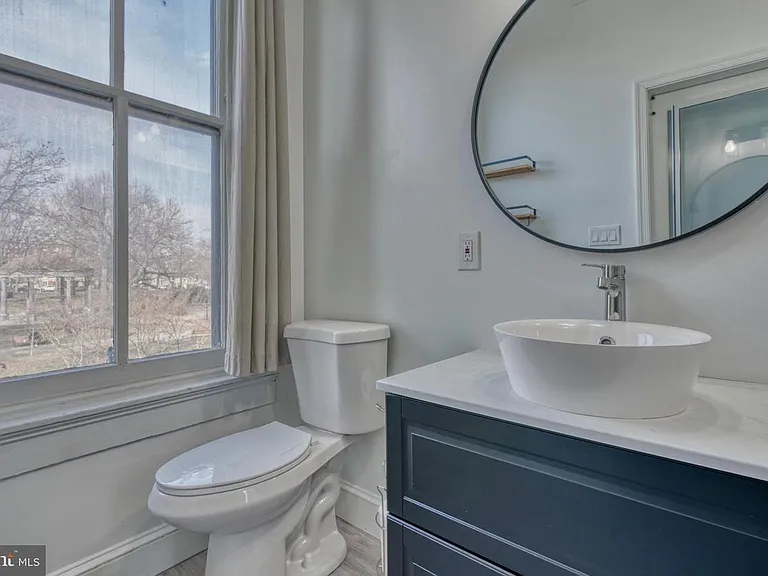 1511 W Lombard St — Photo 12