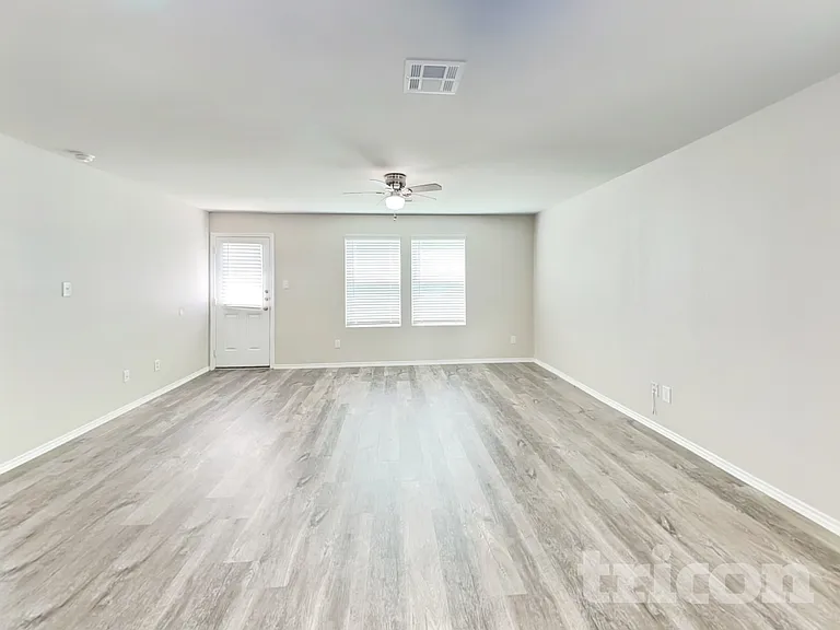 1876 Heather Glen Dr — Photo 2